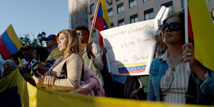 SANTIAGO (CHILE) 28/09/2024.- Venezolanos residentes en Santiago se manifiestan durante una protesta exigiendo transparencia en los resultados de las pasadas elecciones de Venezuela, este sábado en Santiago (Chile). EFE/Ailen Díaz