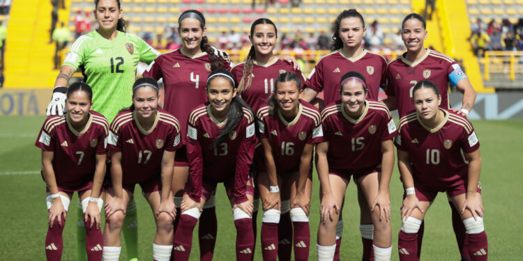 AMDEP5605. BOGOTÁ (COLOMBIA), 01/09/2024.- Jugadoras de Venezuela posan este domingo, en un partido del grupo D de la Copa Mundial Femenina sub-20 entre las selecciones de Alemania y Venezuela en el estadio de Techo en Bogotá (Colombia). EFE/ Carlos Ortega