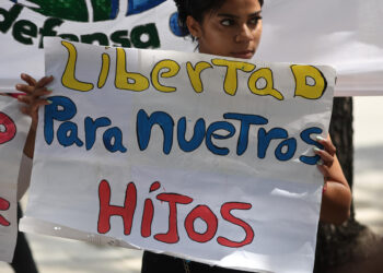 AME2885. CARACAS (VENEZUELA), 26/09/2024.- Una mujer sostiene un cartel en una manifestación de familiares de adolescentes detenidos durante las protestas contra los resultados de elecciones presidenciales en Venezuela este jueves, en Caracas (Venezuela). Un grupo de familiares de detenidos en Venezuela pidió a la Fiscalía que revise los casos de ocho menores de edad apresados en el contexto de las protestas poselectorales, ya que, según sus allegados, "son inocentes" y "están siendo injustamente criminalizados". EFE/ Miguel Gutiérrez