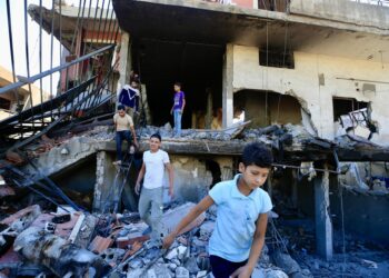 Sidon (Lebanon), 24/09/2024.- Lebanese people search for their belongings in a damaged building after Israeli strikes on South Lebanon on 23 September, in the village of Al Aqbieh near Sidon, South Lebanon, 24 September 2024. Thousands of people fled southern Lebanon after an evacuation warning by the Israeli army, which on 23 September announced that it had launched 'extensive' airstrikes on Hezbollah targets in the country. According to Lebanon's Ministry of Health, at least 492 people have been killed and more than 1,645 have been injured following continued airstrikes on southern Lebanese towns and villages. (Líbano, Hizbulá/Hezbolá) EFE/EPA/STR