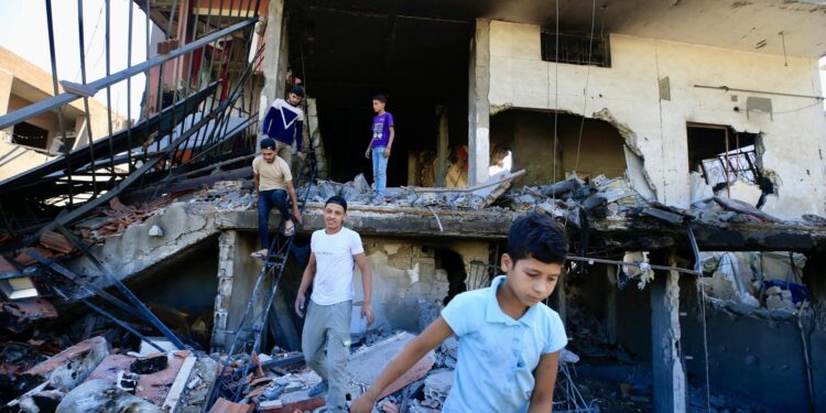 Sidon (Lebanon), 24/09/2024.- Lebanese people search for their belongings in a damaged building after Israeli strikes on South Lebanon on 23 September, in the village of Al Aqbieh near Sidon, South Lebanon, 24 September 2024. Thousands of people fled southern Lebanon after an evacuation warning by the Israeli army, which on 23 September announced that it had launched 'extensive' airstrikes on Hezbollah targets in the country. According to Lebanon's Ministry of Health, at least 492 people have been killed and more than 1,645 have been injured following continued airstrikes on southern Lebanese towns and villages. (Líbano, Hizbulá/Hezbolá) EFE/EPA/STR