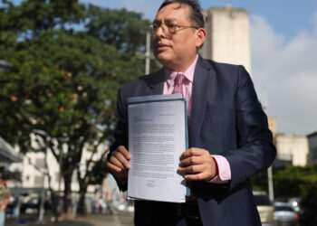 AME5594. CARACAS (VENEZUELA), 04/09/2024.- El abogado del opositor de la Plataforma Unitaria Democrática (PUD) Edmundo González, José Vicente Haro, sostiene un documento frente a la sede del Ministerio Público (Fiscalía), este miércoles, en Caracas (Venezuela). La defensa del abanderado del mayor bloque opositor de Venezuela -la Plataforma Unitaria Democrática (PUD)-, Edmundo González Urrutia, denunció la violación al derecho a "la presunción de inocencia" del líder antichavista, a quien "se le han precalificado delitos" con base en una investigación que "se anunció hace poco". EFE/ Miguel Gutierrez