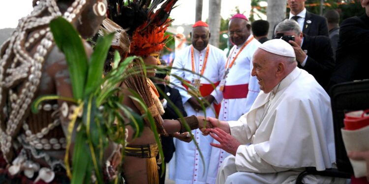 Port Moresby (Papua New Guinea), 07/09/2024.- Pope Francis (R) greets locals during the meeting with the Bishops of Papua New Guinea and Solomon Islands, priests and religious at the Shrine of St Mary Help of Christians, in Port Moresby, Papua New Guinea, 07 September 2024. Pope Francis is traveling from 2 to 13 September to conduct apostolic visits to Indonesia, Papua New Guinea, East Timor and Singapore. (Papa, Obispo, República Guinea, Papúa-Nueva Guinea, Papúa Nueva Guinea, Singapur, Islas Salomón, Timor Oriental, Singapur) EFE/EPA/ALESSANDRO DI MEO