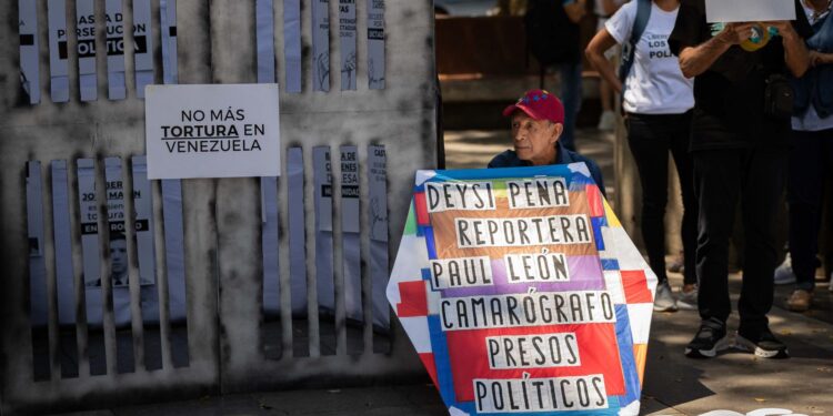 AME8254. CARACAS (VENEZUELA), 11/09/2024.- Un hombre con una cometa participa en una protesta reclamando la libertad de los presos políticos en Venezuela este miércoles, durante una protesta de sus familiares, en Caracas (Venezuela). EFE/ Ronald Peña R.