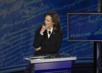 Philadelphia (United States), 11/09/2024.- Democratic presidential candidate US Vice President Kamala Harris listens to Republican presidential candidate Donald J. Trump during a presidential debate hosted by ABC News at the National Constitution Center in Philadelphia, Pennsylvania, USA 10 September 2024. The 90 minute event is the only planned debate between the two candidates in the 2024 presidential election. (Filadelfia) EFE/EPA/DEMETRIUS FREEMAN / POOL