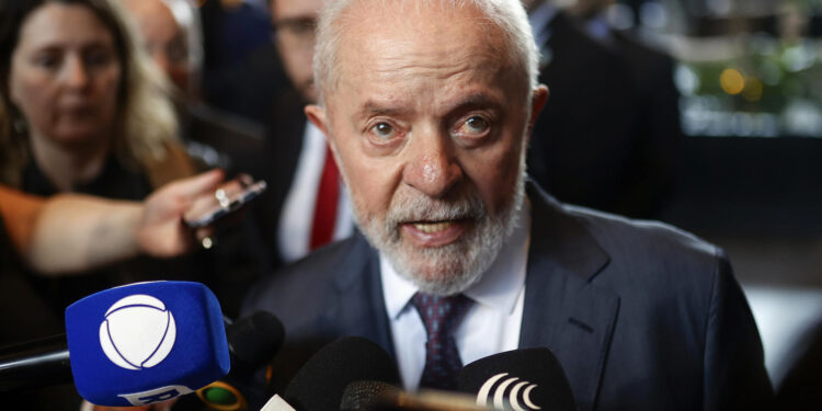 MEX550. CIUDAD DE MÉXICO (MÉXICO), 30/09/2024.- El presidente de Brasil, Luiz Inácio Lula da Silva, habla con los medios de comunicación este lunes al término de una conferencia de prensa en Ciudad de México (México). Lula da Silva aseguró en México que es necesario "reanudar una conversación" con Venezuela para que "vuelva a la normalidad democrática" tras la crisis política desencadenada después de las elecciones presidenciales de julio. EFE/Bienvenido Velasco