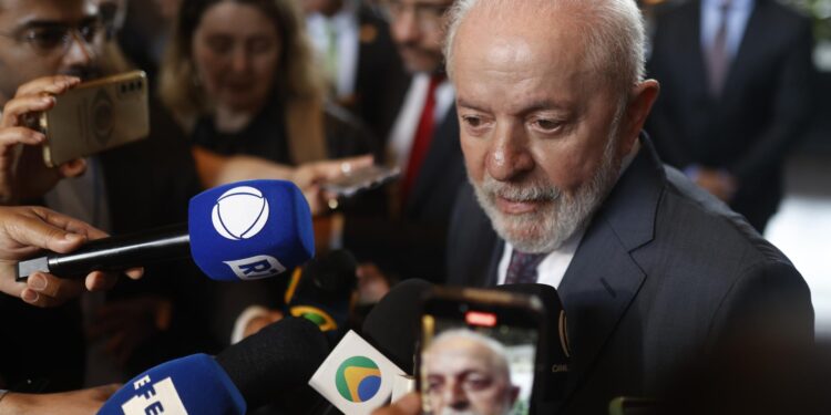 MEX550. CIUDAD DE MÉXICO (MÉXICO), 30/09/2024.- El presidente de Brasil, Luiz Inácio Lula da Silva, habla con los medios de comunicación este lunes al término de una conferencia de prensa en Ciudad de México (México). Lula da Silva aseguró en México que es necesario "reanudar una conversación" con Venezuela para que "vuelva a la normalidad democrática" tras la crisis política desencadenada después de las elecciones presidenciales de julio. EFE/Bienvenido Velasco