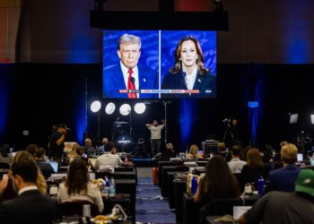 Philadelphia (United States), 10/09/2024.- Former US President Donald Trump and current Vice President Kamala Harris are seen on a large television during their presidential debate in the debate's press file in Philadelphia, Pennsylvania, USA, 10 September 2024. The two candidates faced off for 90 minutes in their only planned debate of the 2024 presidential election. (Filadelfia) EFE/EPA/JIM LO SCALZO