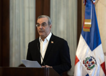 AME6583. SANTO DOMINGO (REPÚBLICA DOMINICANA), 06/09/2024.- El presidente de República Dominicana, Luis Abinader, habla junto al secretario de Estado de EE.UU, Anthony Blinken (fuera de cuadro), durante una rueda de prensa este viernes, en el Palacio Nacional en Santo Domingo (República Dominicana). Blinken tratará con el recién reelecto presidente asuntos relativos a la seguridad en ese país y hablará sobre la necesidad de normalizar la relaciones entre Santo Domingo y Puerto Príncipe. EFE/Orlando Barría