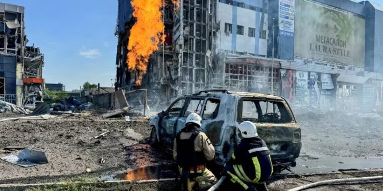 Bomberos trabajan en el lugar de un ataque con misiles rusos, en medio del ataque de Rusia a Ucrania, en Kharkiv. (REUTERS/Vitalii Hnidyi)