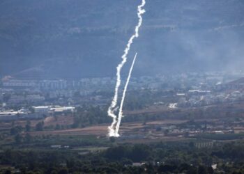 El sistema de defensa aérea israelí Cúpula de Hierro intercepta un misil disparado desde el sur del Líbano (EFE/EPA/ATEF SAFADI/Archivo)