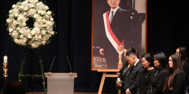 Kenji (i), Sachi (2-i) y Keiko Fujimori (2-d) participan en el responso su padre el fallecido expresidente de Perú, Alberto Fujimori, este sábado, en Lima (Perú). EFE/ Paolo Aguilar