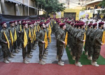 Beirut (Lebanon), 22/09/2024.- Hezbollah fighters attend the funeral of commanders of Hezbollah Ibrahim Akil and Mahmoud Hamad, who died in an Israeli strike on 20 September, in Beirut, Lebanon, 22 September 2024. At least forty-five people, including Hezbollah commander Ibrahim Akil, were killed and dozens injured in an attack which targeted the southern suburb of Beirut, according to the Lebanese Ministry of Health update on 22 September, as removal of the rubble continues for the third consecutive day. The Israeli military stated on 20 September that it conducted a 'targeted strike' in Beirut, claiming that the 'Hezbollah Commanders we eliminated today' had been planning attacks on northern areas of Israel. (Líbano, Hizbulá/Hezbolá) EFE/EPA/WAEL HAMZEH