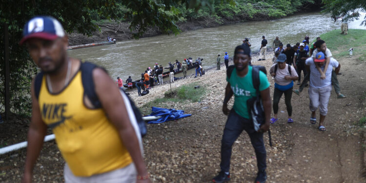 ACOMPAÑA CRÓNICA: PANAMÁ CRISIS MIGRATORIA AME2908. LAJAS BLANCAS (PANAMÁ), 26/09/2024.- Migrantes llegan en embarcaciones a la Estación Temporal de Recepción Migratoria (ETRM), este jueves en Lajas Blancas, Darién (Panamá). Los venezolanos siguen siendo mayoría entre los migrantes que atraviesan la selva del Darién, la frontera natural entre Panamá y Colombia, rumbo a Norteamérica, y algunos de ellos hablan de "la peor trampa del mundo", después de que el pasado 28 de julio en las elecciones en Venezuela se proclamó, sin que se difundieran las actas, la victoria del mandatario Nicolás Maduro. EFE/Bienvenido Velasco