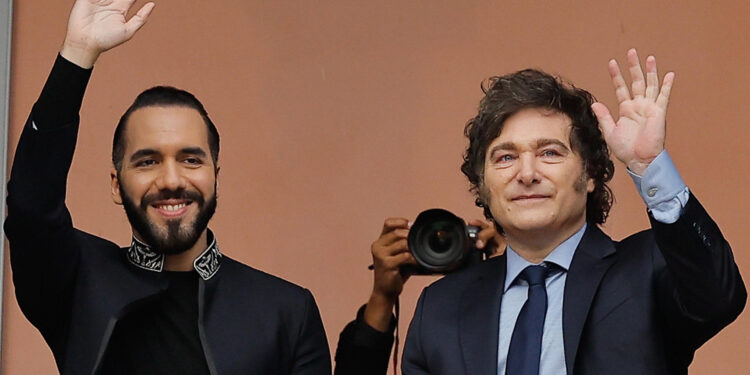 AME3870. BUENOS AIRES (ARGENTINA), 30/09/2024.- El presidente argentino, Javier Milei (d) acompañado del presidente de El Salvador Nayib Bukele, saludan a seguidores en La Casa Rosada este lunes en Buenos Aires (Argentina). "Somos grandes amigos", dijo Bukele a la prensa respecto de su par argentino, Javier Milei, en camino a la Casa Rosada, sede del Ejecutivo, donde se reunirá con el argentino, con quien, anticipó, conversará de "muchas cosas importantes", como temas "de energía, comercio, seguridad". EFE/ Juan Ignacio Roncoroni