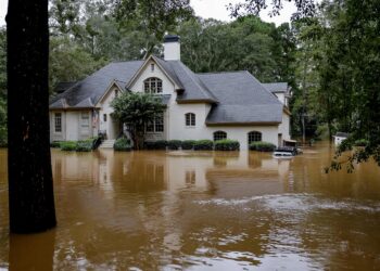 Atlanta (United States), 27/09/2024.- A general view of a home and vehicle swamped by the flood waters of Peachtree Creek in the aftermath of Tropical Storm Helene in Atlanta, Georgia, USA, 27 September 2024. Hurricane Helene made landfall near Perry, Florida and several deaths have been reported in Georgia. (tormenta) EFE/EPA/ERIK S. LESSER