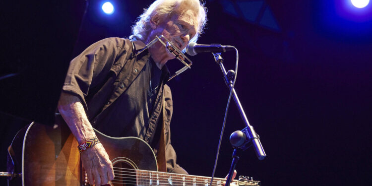 GRA460. BOGOTÁ (COLOMBIA), 29/09/2024.- Fotografía de archivo del 26 de junio de 2017 del músico, actor y cantante estadounidense, Kris Kristofferson, durante una actuación en el Festival Jardins de Pedralbes, en Barcelona (España). Kris Kristofferson, la leyenda de la música country y ganador del Globo de Oro como mejor actor, murió ayer a los 88 años en su casa en Hawái, informó este domingo la portavoz de la familia. EFE/ Alejandro García. ARCHIVO