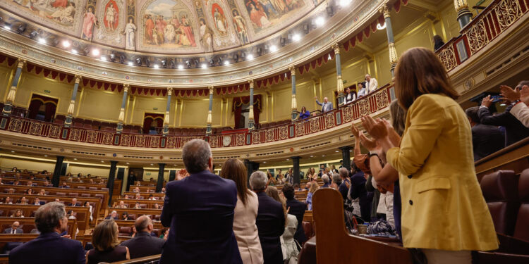 MADRID, 11/09/2024.- El hemiciclo aplaude al exalcalde de Caracas Antonio Ledezma (arriba), que ha asistido este miércoles a la sesión de control al gobierno celebrada en el Congreso. El Congreso español ha reconocido este miércoles a Edmundo González como legítimo presidente de Venezuela con la aprobación de una propuesta del Partido Popular (derecha) apoyada por aliados del Gobierno socialista, que se quedará en minoría. EFE/Javier Lizón