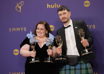 Los Angeles (United States), 16/09/2024.- English actress Jessica Gunning (L) winner of the Outstanding Supporting Actress in a Limited or Anthology Series or Movie for 'Baby Reindeer' and Scottish actor Richard Gadd (R), winner of the Outstanding Limited or Anthology Series for 'Baby Reindeer' pose in the press room during the 76th annual Emmy Awards ceremony held at the Peacock Theater in Los Angeles, California, USA, 15 September 2024. The Emmys celebrate excellence in national primetime television programming. EFE/EPA/ALLISON DINNER