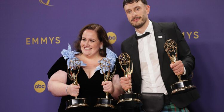 Los Angeles (United States), 16/09/2024.- English actress Jessica Gunning (L) winner of the Outstanding Supporting Actress in a Limited or Anthology Series or Movie for 'Baby Reindeer' and Scottish actor Richard Gadd (R), winner of the Outstanding Limited or Anthology Series for 'Baby Reindeer' pose in the press room during the 76th annual Emmy Awards ceremony held at the Peacock Theater in Los Angeles, California, USA, 15 September 2024. The Emmys celebrate excellence in national primetime television programming. EFE/EPA/ALLISON DINNER