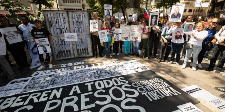 AME8258. CARACAS (VENEZUELA), 11/09/2024.- Familiares de presos políticos en Venezuela realizan una representación exigiendo su libertad este miércoles, en Caracas (Venezuela). EFE/ Ronald Peña R.