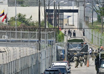 AME6267. GUAYAQUIL (ECUADOR), 05/09/2024.- Miembros de la Policía Nacional y del Ejército custodian La Roca, la cárcel de máxima seguridad de Ecuador este jueves, en Guayaquil (Ecuador). Un dron bomba estalló sobre la cárcel de máxima seguridad de Ecuador, y causó daños en el techo de esta prisión situada en la ciudad de Guayaquil, donde hace un año se registró un hecho similar que obligó entonces a trasladar a otras cárceles a peligrosos delincuentes. EFE/ Jeremy Rodríguez