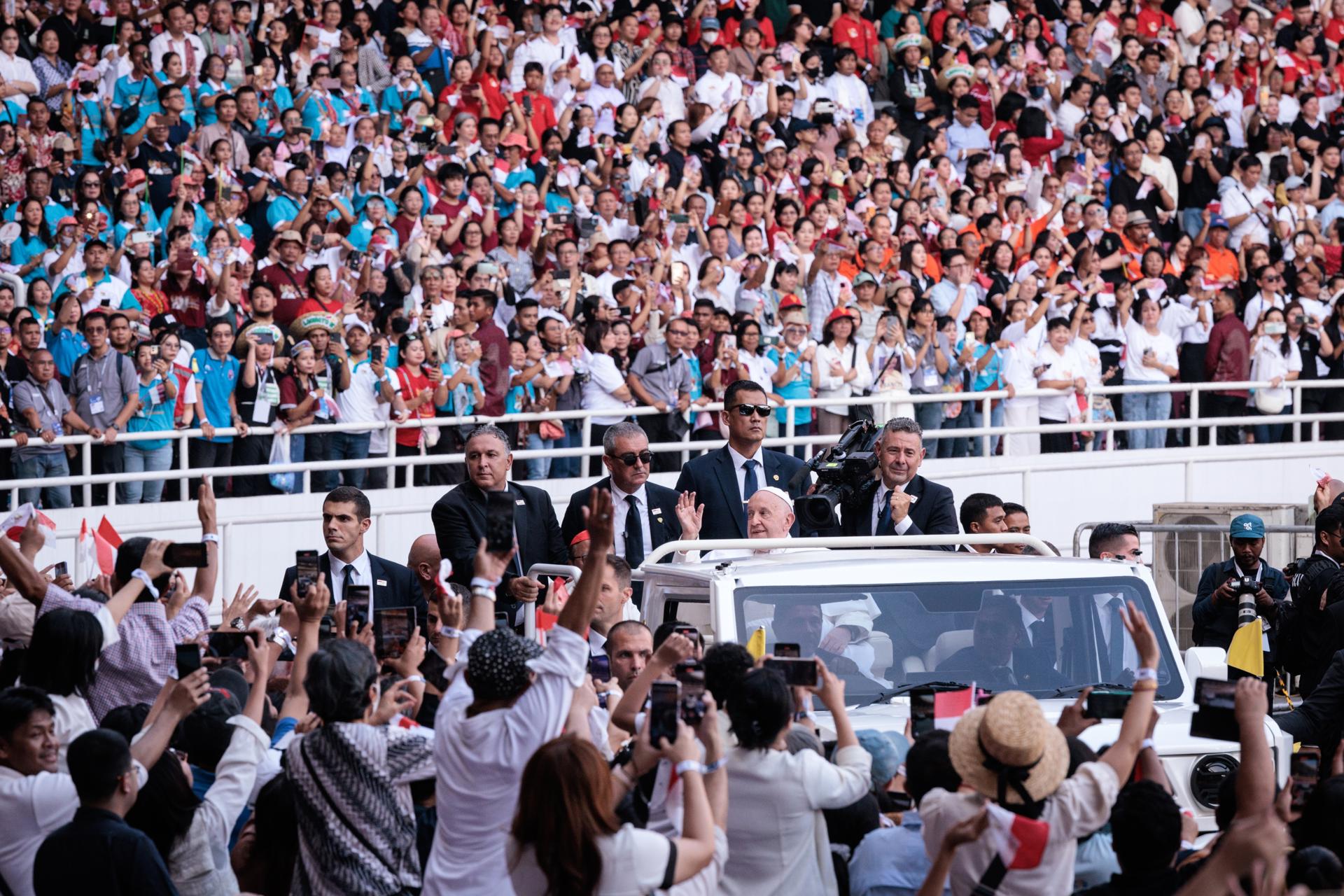 Indonesia: Papa Francisco celebró misa para 100.000 personas en Yakarta e instó a construir un mundo de paz - AlbertoNews - Periodismo sin censura