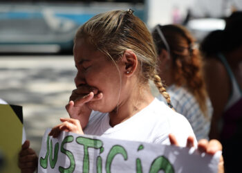 AME2880. CARACAS (VENEZUELA), 26/09/2024.- Una mujer sostiene un cartel en una manifestación de familiares de adolescentes detenidos durante las protestas contra los resultados de elecciones presidenciales en Venezuela este jueves, en Caracas (Venezuela). Un grupo de familiares de detenidos en Venezuela pidió a la Fiscalía que revise los casos de ocho menores de edad apresados en el contexto de las protestas poselectorales, ya que, según sus allegados, "son inocentes" y "están siendo injustamente criminalizados". EFE/ Miguel Gutiérrez