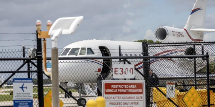 Fort Lauderdale (United States), 02/09/2024.- An airplane that, according to the authorities, belongs to Venezuelan President Nicolas Maduro is placed in the Fort Lauderdale Executive Airport in Fort Lauderdale, Florida, USA, 02 September 2024. The US authorities seize a $13M jet linked to Venezuelan President Nicolas Maduro, landing it in Florida, USA. The Dassault Falcon 900, equivalent to Venezuela's Air Force One, was confiscated for sanction violations. EFE/EPA/CRISTOBAL HERRERA-ULASHKEVICH