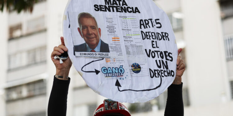 AME3388. CARACAS (VENEZUELA), 28/09/2024.- Una simpatizante de la oposición sostiene un cartel en una manifestación este sábado, en la ciudad de Caracas (Venezuela). Opositores venezolanos salieron este sábado en distintos puntos de Caracas para protestar en contra del resultado de las presidenciales del 28 de julio, en los que el ente electoral proclamó la victoria de Nicolás Maduro, un resultado cuestionado por el antichavismo y buena parte de la comunidad internacional. EFE/ Miguel Gutierrez