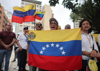 AME3388. CARACAS (VENEZUELA), 28/09/2024.- Simpatizantes de la oposición participan de una manifestación este sábado, en la ciudad de Caracas (Venezuela). Opositores venezolanos salieron este sábado en distintos puntos de Caracas para protestar en contra del resultado de las presidenciales del 28 de julio, en los que el ente electoral proclamó la victoria de Nicolás Maduro, un resultado cuestionado por el antichavismo y buena parte de la comunidad internacional. EFE/ Miguel Gutierrez