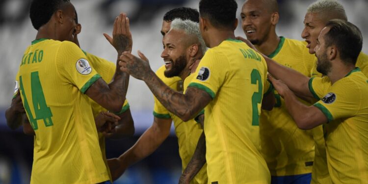 Brazil's Neymar (C) celebrates with teammates after scoring against Peru during the Conmebol Copa America 2021 football tournament group phase match at the Nilton Santos Stadium in Rio de Janeiro, Brazil, on June 17, 2021. (Photo by MAURO PIMENTEL / AFP)