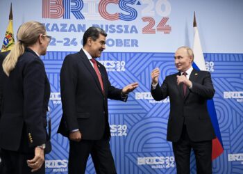 Kazan (Russian Federation), 22/10/2024.- Russian President Vladimir Putin (R) welcomes Venezuela's President Nicolas Maduro before their meeting on the sidelines of the BRICS summit in Kazan, Russia, 23 October 2024. The BRICS summit takes place from 22 to 24 October (Rusia) EFE/EPA/ALEXANDER NEMENOV / POOL