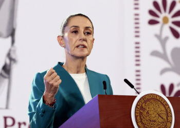 MEX1303. CIUDAD DE MÉXICO (MÉXICO), 07/10/2024.- La presidenta de México, Claudia Sheinbaum, habla durante su conferencia de prensa matutina este lunes, en Palacio Nacional de la Ciudad de México (México). Sheinbaum consideró "deleznable" que opositores la responsabilicen de la muerte el sábado de Ifigenia Martínez, la presidenta de la Cámara de Diputados, cuatro días después de encabezar la ceremonia de investidura de la nueva mandataria. EFE/ José Méndez