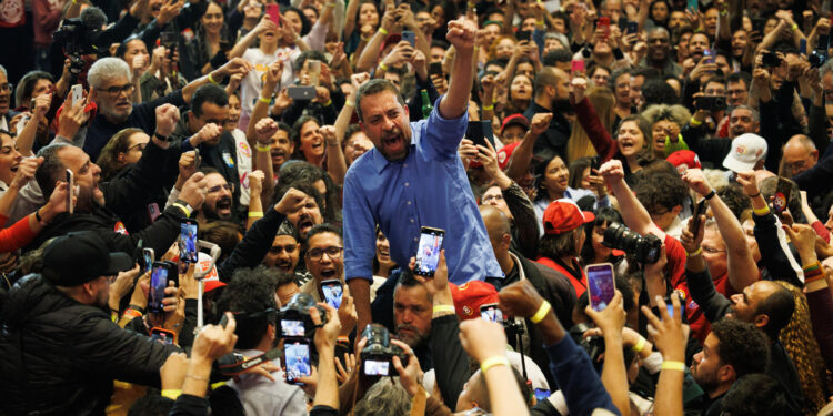 AME2088. SAO PAULO (BRASIL), 27/10/2024.- El candidato a la alcaldía de São Paulo, Guilherme Boulos, saluda a sus simpatizantes tras conocerse los resultados de la segunda vuelta de las elecciones municipales, este domingo en Casa Portugal, en Sao Paulo (Brasil). Nunes, un candidato de perfil moderado respaldado por el expresidente Jair Bolsonaro, líder de la extrema derecha, ganó la reelección con un 59,35 % de los votos, frente al 40,65 % que recibió el socialista Guilherme Boulos. EFE/ Isaac Fontana