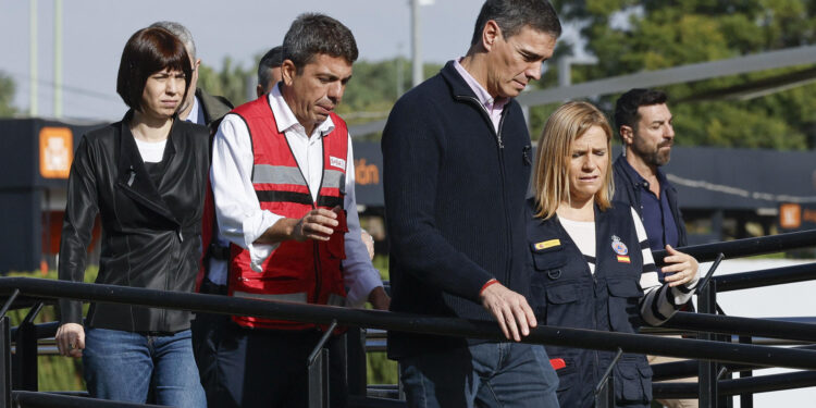 L'ELIANA (VALENCIA), 31/10/2024.- El presidente del Gobierno, Pedro Sánchez (c), acompañado por la ministra de Ciencia, Innovación y Universidades, Diana Morant (i), el president de la Generalitat, Carlos Mazón (2i), y la delegada del Gobierno, Pilar Bernabé (d), visita este jueves el Centro de Coordinación Operativo Integrado (CECOPI) de la Comunitat Valenciana, desde el que se coordinan las labores de emergencia en las zonas afectadas por la dana. EFE/ Kai Försterling