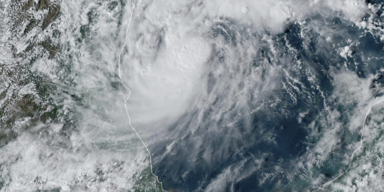 Esta imagen de satélite de GOES-16 GeoColor tomada a las 4:50 de la tarde EDT y proporcinada por la Oficina Nacional de Administración Oceánica y Atmosférica de Estados Unidos (NOAA, por sus siglas en inglés), muestra la tormenta tropical Milton, en el centro, ante la costa de México, en el Golfo de México, el sábado 5 de octubre de 2024. (NOAA via AP)