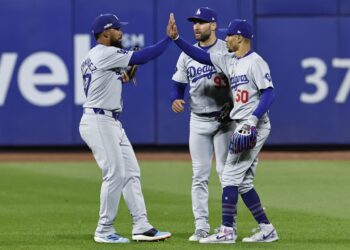 Queens (United States), 17/10/2024.- (L-R) Los Angeles Dodgers left fielder Teoscar Hernández, center fielder Kevin Kiermaier, and shortstop Mookie Betts celebrate after defeating the New York Mets during the Major League Baseball (MLB) American League Championship Series playoff game three in Queens, New York, USA, 16 October 2024. The League Championship Series is the best-of-seven games and is tied 1-1. The winner of the National League Championship Series will face the winner of the American League Championship Series to advance to the World Series. (Liga de Campeones, Nueva York) EFE/EPA/CJ GUNTHER