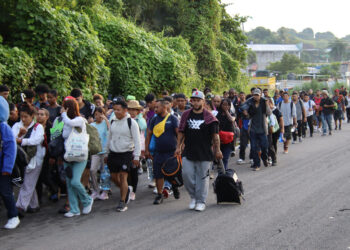 MEX2043. TAPACHULA (MÉXICO), 13/10/2024.- Migrantes caminan en una caravana este domingo, en el municipio de Tapachula, estado Chiapas (México). Unos 1.000 migrantes partieron desde Tapachula, en la frontera sur de México, en una nueva caravana denominada Dios nos Guía, con destino a la Ciudad de México, debido a la demora de las citas de CBP One, la falta de empleo, la difícil situación económica, la inseguridad y la violencia. EFE/ Juan Manuel Blanco