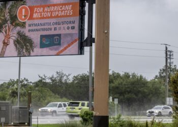 Bradenton (United States), 09/10/2024.- Vehicles pass under a tropical storm information sign in effect due to Hurricane Milton in Bradenton, Florida, USA, 09 October 2024. According to the National Hurricane Center's Live Hurricane Tracker, Hurricane Milton is set to make landfall on the west coast of Florida on 09 October evening. After rapidly intensifying into a Category 5 storm on 07 October, Milton is anticipated to weaken as it reaches the shore but will still bring significant weather impacts across the state. (tormenta) EFE/EPA/CRISTOBAL HERRERA-ULASHKEVICH