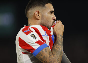 AMDEP8862. ASUNCIÓN (PARAGUAY), 15/10/2024.- Antonio Sanabria de Paraguay celebra su gol este martes, en un partido de las eliminatorias sudamericanas para el Mundial de 2026 en el estadio Defensores del Chaco en Asunción (Paraguay). EFE/ Juan Pablo Pino