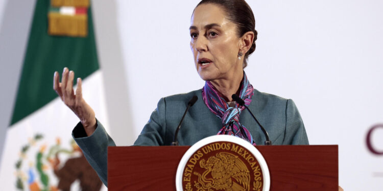 MEX2232. CIUDAD DE MÉXICO (MÉXICO), 15/10/2024.- La presidenta de México, Claudia Sheinbaum, participa este martes en una rueda de prensa matutina en Palacio Nacional de la Ciudad de México (México). Sheinbaum, anunció que su Gobierno mantendrá una postura "imparcial" sobre la crisis poselectoral de Venezuela distinta a la que tienen Colombia y Brasil, aunque aún no reconoció la victoria del mandatario, Nicolás Maduro. EFE/ José Méndez