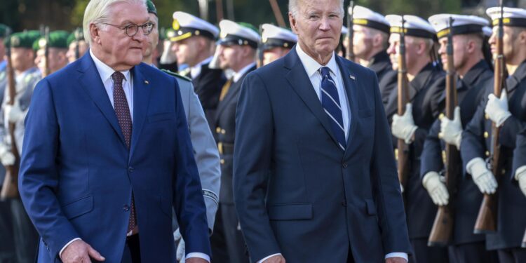 Berlin (Germany), 17/10/2024.- German President Frank-Walter Steinmeier (L) and US President Joe Biden attend a reception with military honors during the latter's visit at Bellevue Palace in Berlin, Germany, 18 October 2024. US President Joe Biden is on a visit to Germany from 17 to 18 October 2024 to attend an Order of Merit Ceremony and meet with the German Chancellor, British Prime Minister, and French President. (Alemania) EFE/EPA/CLEMENS BILAN