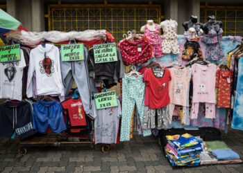 AME4407. CARACAS (VENEZUELA), 03/10/2024.- Fotografía del 26 de septiembre de 2024 de una venta de ropa informal con precios en dólares, en Caracas (Venezuela). El aumento de la brecha entre el precio oficial del dólar y el "paralelo" en Venezuela revive un problema que el país había superado tras meses de estabilidad cambiaria: el uso de distintas tasas, incluso en comercios formales, pese a que están obligados a trabajar con la cotización publicada por el Banco Central (BCV). EFE/ Miguel Gutiérrez