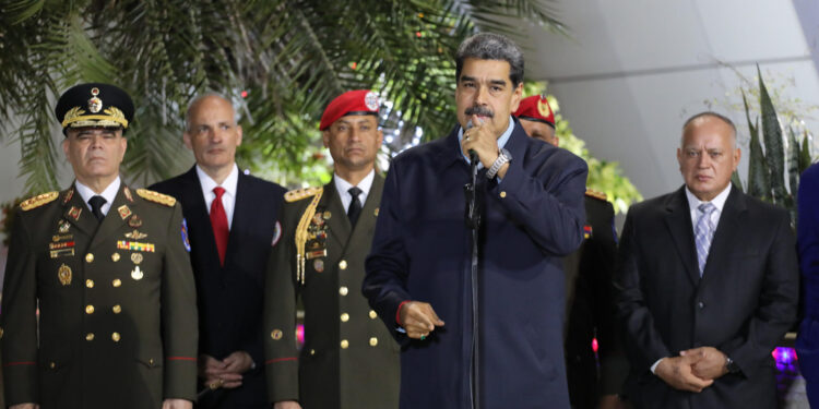 AME1682. MAIQUETÍA (VENEZUELA), 26/10/2024.- Fotografía cedida por Prensa Miraflores del presidente de Venezuela, Nicolás Maduro, a su llegada al país luego de su viaje a Rusia, en Maiquetía (Venezuela). Maduro dijo a su regreso a la nación tras participar en la cumbre de los BRICS en Rusia, que "nadie vetará ni callará" al país, luego de que Brasil vetara el ingreso de la nación caribeña al grupo de economías emergentes. EFE/ PRENSA MIRAFLORES/SOLO USO EDITORIAL/NO VENTAS/SOLO DISPONIBLE PARA ILUSTRAR LA NOTICIA QUE ACOMPAÑA/CRÉDITO OBLIGATORIO