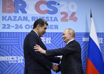 Kazan (Russian Federation), 22/10/2024.- Russian President Vladimir Putin (R) welcomes Venezuela's President Nicolas Maduro before their meeting on the sidelines of the BRICS summit in Kazan, Russia, 23 October 2024. The BRICS summit takes place from 22 to 24 October (Rusia) EFE/EPA/ALEXANDER NEMENOV / POOL