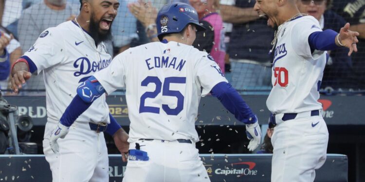 Los Angeles (United States), 26/10/2024.- Los Angeles Dodgers Tommy Edman (C) gets doused with sunflower seeds by Los Angeles Dodgers Teoscar Hernández (L) and Los Angeles Dodgers Mookie Betts (R) reacts after hitting a solo home run off New York Yankees pitcher Carlos Rodón during the second inning of the Major League Baseball (MLB) World Series game two between the American League Champion New York Yankees and the National League Champion Los Angeles Dodgers in Los Angeles, California, USA, 26 October 2024. The World Series is the best-of-seven games. (Nueva York) EFE/EPA/ALLISON DINNER