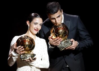 Paris (France), 28/10/2024.- Manchester City and Spain midfielder Rodri and Barcelona player Aitana Bonmati pose with their trophies after winning the Men's and Women's Ballon d'Or 2024 awards at the Ballon d'Or 2024 ceremony at the Theatre du Chatelet in Paris, France, 28 October 2024. (Francia, España) EFE/EPA/MOHAMMED BADRA