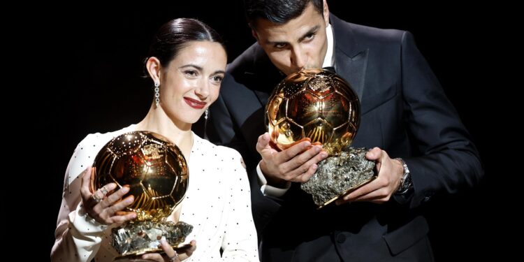 Paris (France), 28/10/2024.- Manchester City and Spain midfielder Rodri and Barcelona player Aitana Bonmati pose with their trophies after winning the Men's and Women's Ballon d'Or 2024 awards at the Ballon d'Or 2024 ceremony at the Theatre du Chatelet in Paris, France, 28 October 2024. (Francia, España) EFE/EPA/MOHAMMED BADRA