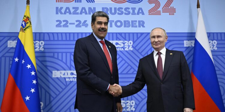 Kazan (Russian Federation), 22/10/2024.- Russian President Vladimir Putin (R) welcomes Venezuela's President Nicolas Maduro before their meeting on the sidelines of the BRICS summit in Kazan, Russia, 23 October 2024. The BRICS summit takes place from 22 to 24 October (Rusia) EFE/EPA/ALEXANDER NEMENOV / POOL